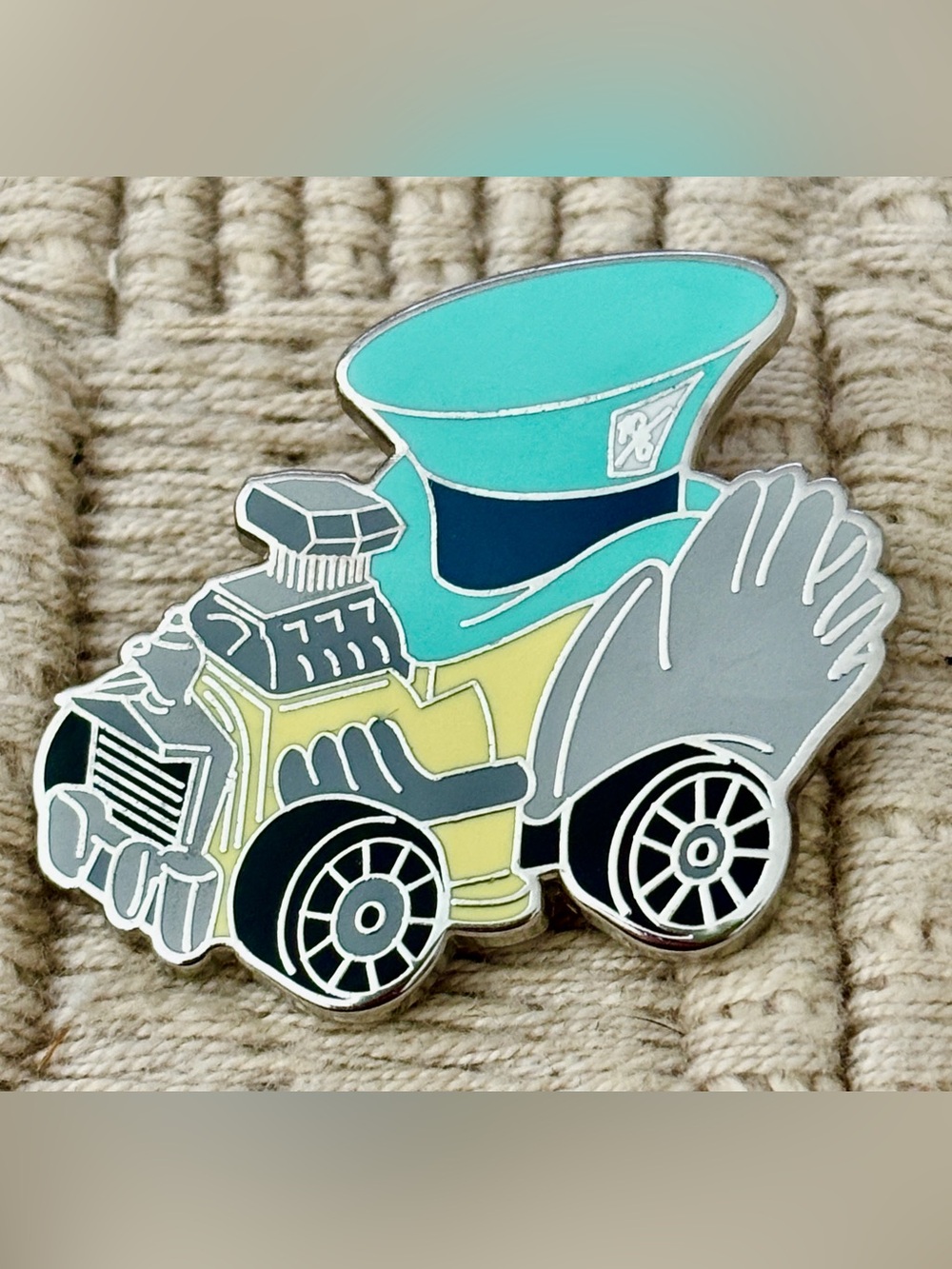 DISNEY 2017 Alice in Wonderland Mad Hatter Disney Racers Collection Pin